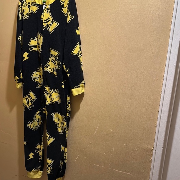 Pokemon  Pikachu Pajamas - Black and Yellow - Picture 1 of 3